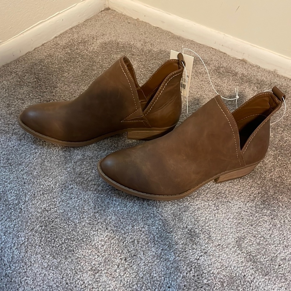 Universal threads short boots. Size 8.5